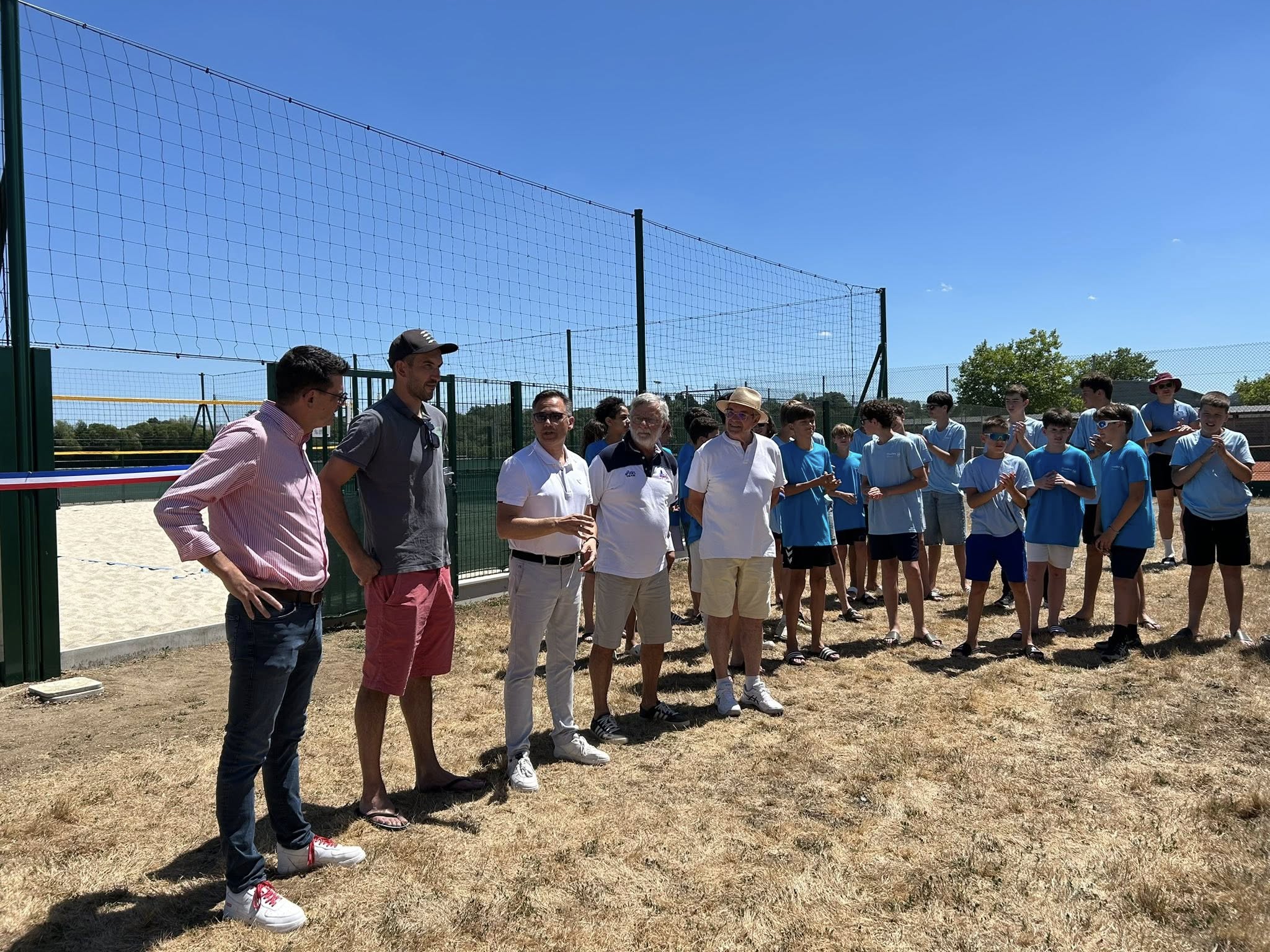 Inauguration terrain beach volley sablé sur sarthe élus jeunes cre