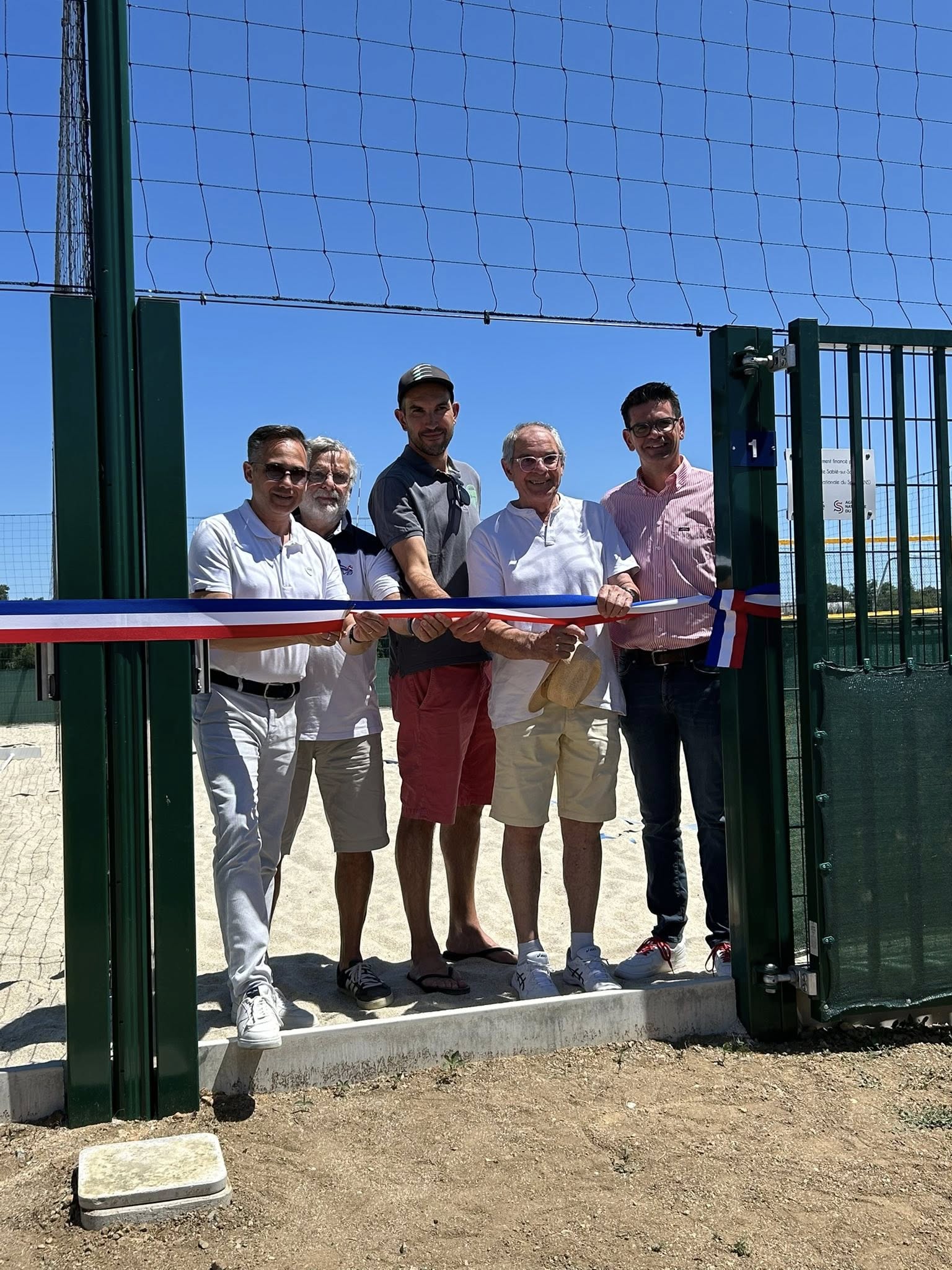 Inauguration terrain beach volley sablé sur sarthe élus